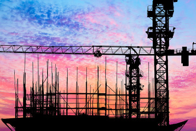 日落时分的起重机和建筑工地