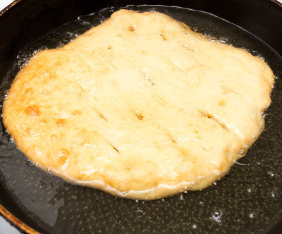 玉米饼是在平底锅里煎的