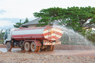 水车在为一个新的道路建筑工地喷水。