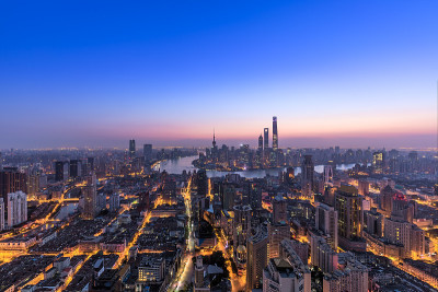 黎明时分的上海全景和城市景观