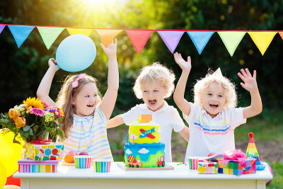 孩子们吹生日蛋糕上的蜡烛。孩子们聚会