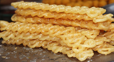 白色贾莱比准备在当地市场出售。Jalebi，也被称为jilapi, jilebi, jilipi, 