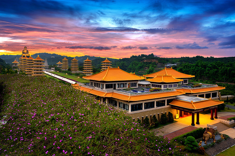 台湾高雄佛光山佛寺日落。