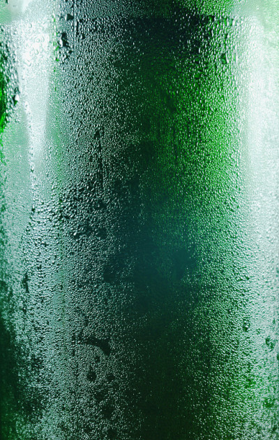 冰冷的啤酒瓶和水滴