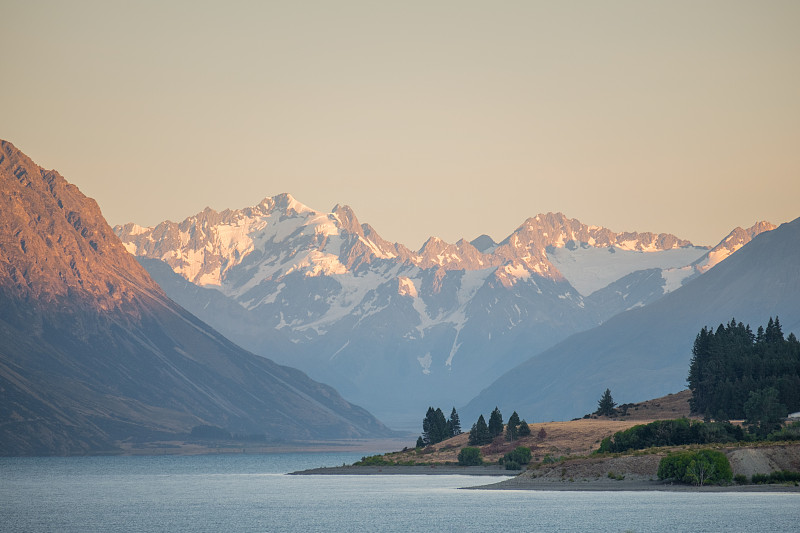 Beautiful landscape at sunrise of mt cook beside l