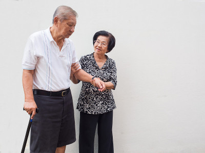 幸福浪漫的资深亚洲夫妇照顾彼此。我们多久没见了。爱从未改变。老年夫妻互相照顾的概念