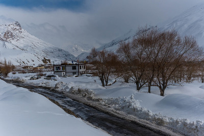 雪覆盖的道路在喜马拉雅山-斯皮提