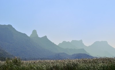 石灰岩山，美丽的天空和芦苇田