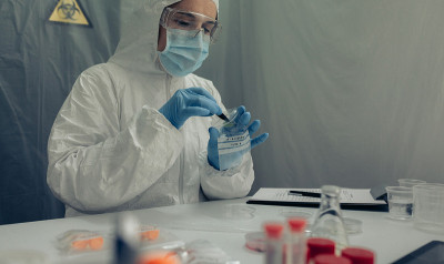 科学家正在分析被病毒污染的样本