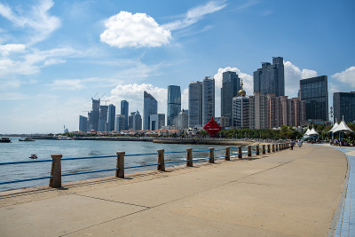 青岛美丽海岸线和城市建筑景观天际线
