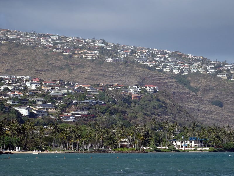 卡哈拉海滩，椰子树，海洋和山顶住宅