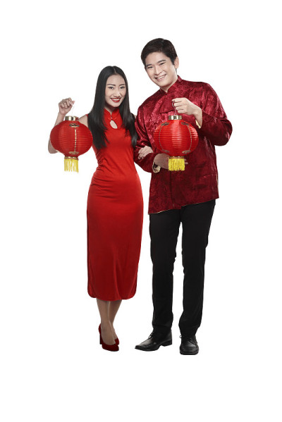 中国夫妇穿旗袍提灯笼