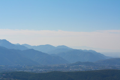 雪峰喜马拉雅山脉山景在拉尔提巴-穆索里，德拉顿，北阿坎德邦