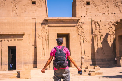 一位年轻的摄影师在菲莱神庙(Temple of Philae)，这是一座从尼罗河上俯瞰的希腊罗马建筑