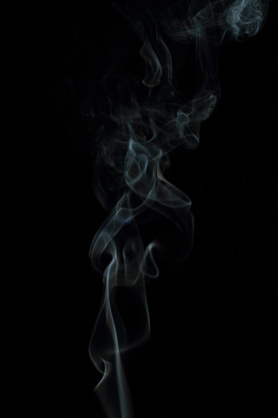黑色背景上的白色烟雾纹理