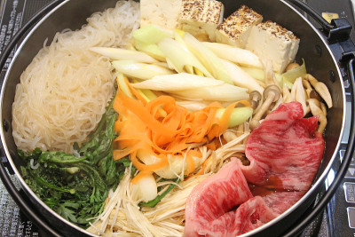 日本的寿喜烧。寿喜烧是一种火锅菜由肉、豆腐、长葱,shirataki面条,和其他蔬菜,炖salty-