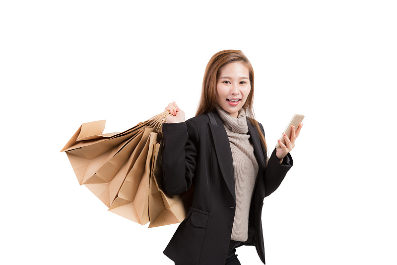 孤立背景下拿着包和手机的女人。可以使用