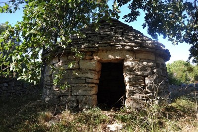 克罗地亚伊斯特里亚。卡津(kažun)，一个传统的干石圆形石头建筑，用作牧羊人的避难所