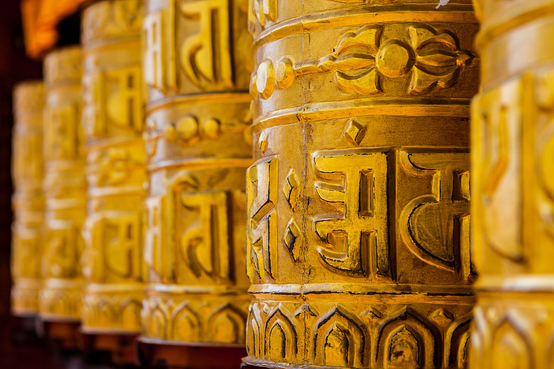 尼泊尔加德满都猴庙(Swayambhunath)里的转经轮