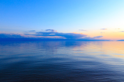 山上湖上美丽的日落。吉尔吉斯斯坦、吉湖。明亮的天空，暖色的背景。