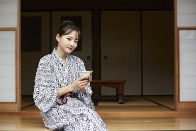 一个年轻的亚洲女人正在日本传统旅馆放松