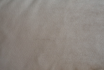 这种室内装饰织物的质地是灰蓝色的。灯芯绒材质。天鹅绒。