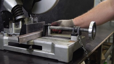 在钢铁厂用机器锯金属。
