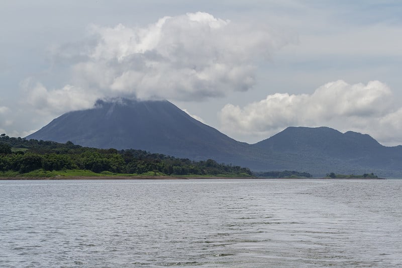 阿雷纳尔火山在云中