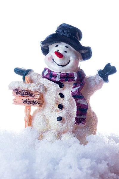 小雪人在聚光灯下迎接冬天。