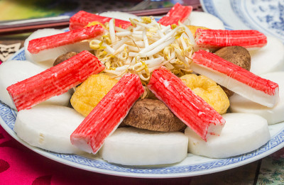 鱼糜条配炸豆腐和蔬菜