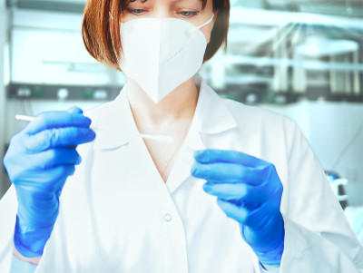 医学研究科学家或医生在实验室使用冠状病毒拭子试管。冠状病毒新冠肺炎疫苗和测试概念。实验室头全景。医疗