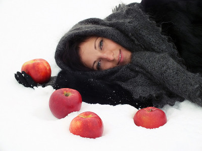 美丽的女孩躺在雪地上