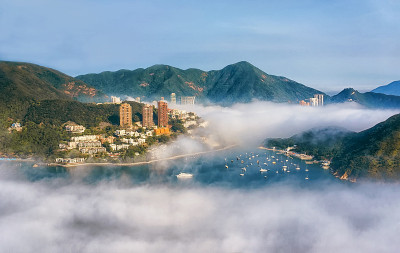 缆车在香港，在一个阳光明媚的日子，俯瞰云霄的山，湾和城市，水平框架