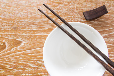 桌上有筷子和碗
