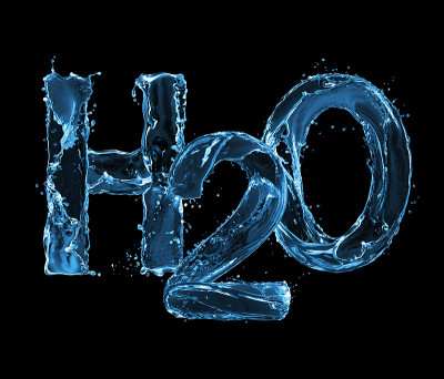 水的化学式H2O由水飞溅在黑色背景上制成