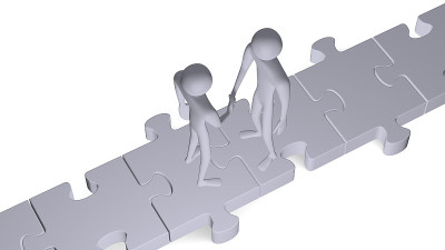 灰色3d的人在谜题上握手