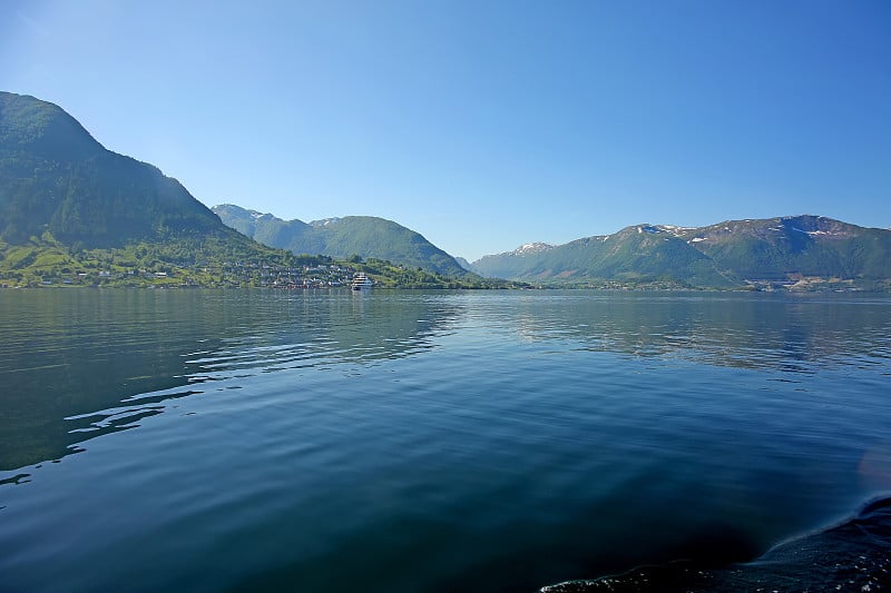 峡湾风景优美，群山倒映在水中。挪威哈当厄峡湾，罗森达尔，和平与安宁。