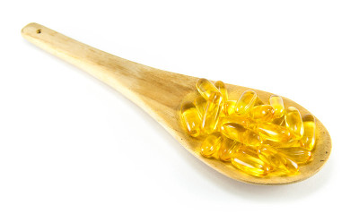 鱼肝油omega3凝胶胶囊孤立在白色背景。