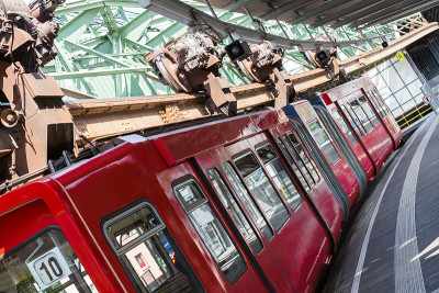 德国伍珀塔尔的Schwebebahn列车
