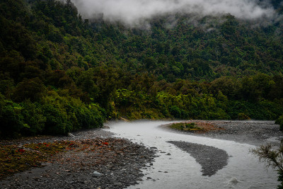河床，群山环绕
