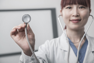 手持听诊器的女医生肖像