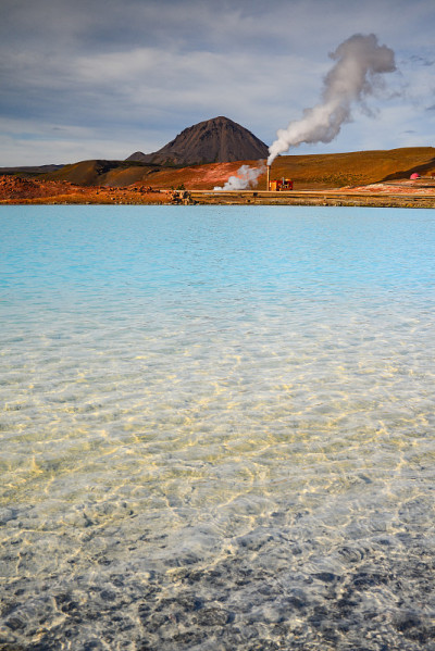 Bjarnarflag地热发电站的绿松石湖