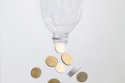 塑料瓶赚钱。回收塑料瓶来赚钱