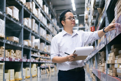 仓库工人在仓库检查货物。