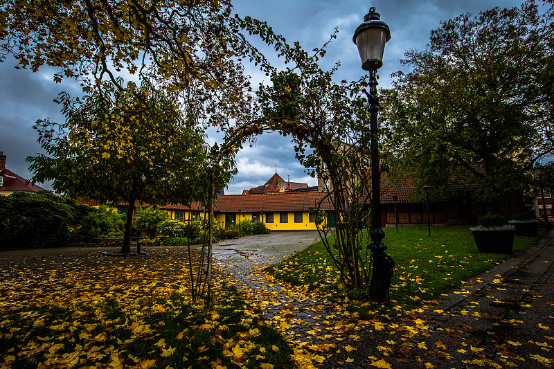 Ystad - 2017年10月22日:瑞典Skane Ystad镇历史中心的花园