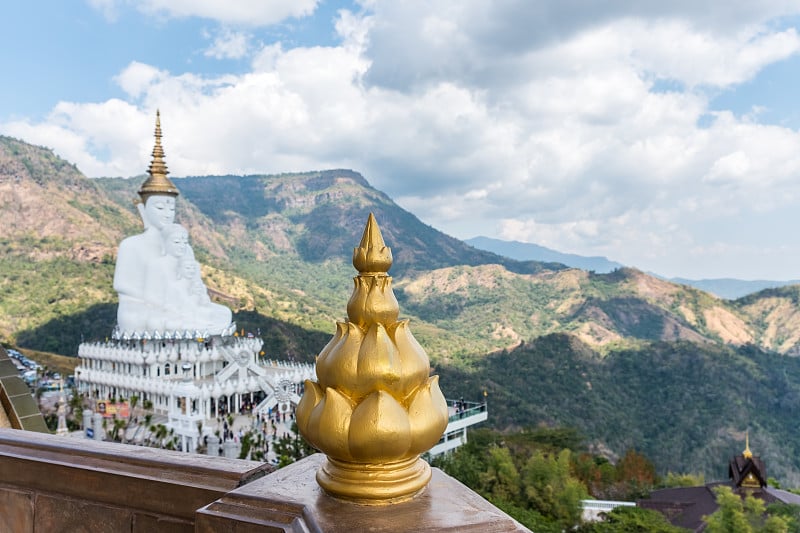 在Pha Sorn Kaew寺有五尊坐佛雕像