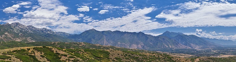 全景景观从特拉弗斯山的普罗沃，犹他州县，犹他州湖和瓦萨奇前落基山脉，和云景。美国犹他州。