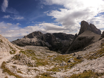 Oberbachernspitze -一个遥远的观点在一个高和荒凉的山峰在意大利白云石。
