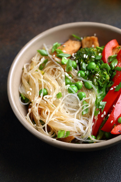 炸鸡和蔬菜面条，食物特写