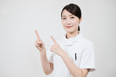 一个穿白大褂的女人正摆着指指点点的姿势